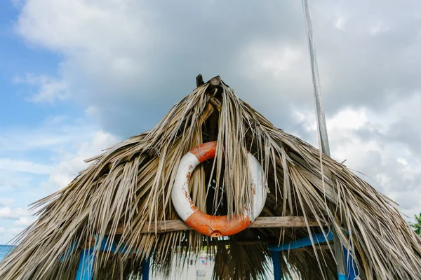 Salvavidas Casa y boya en la playa — Foto de Stock