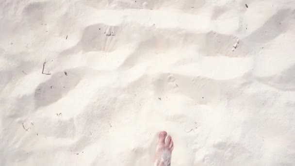 Jambes humaines, marchant sur les plages de sable blanc de la côte caribéenne . — Video