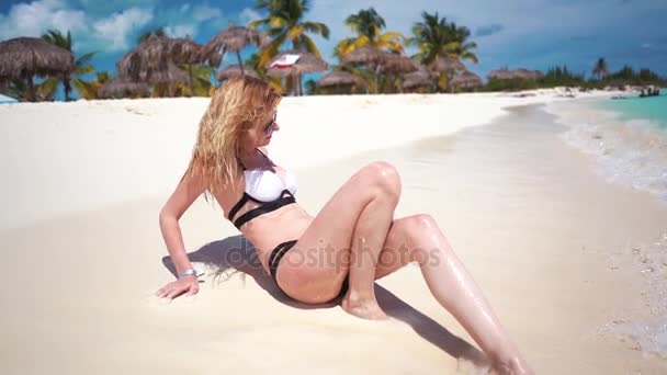 Красиві посміхається дівчина насолоджуючись морі серфінгу на рай пляж Куби. — стокове відео