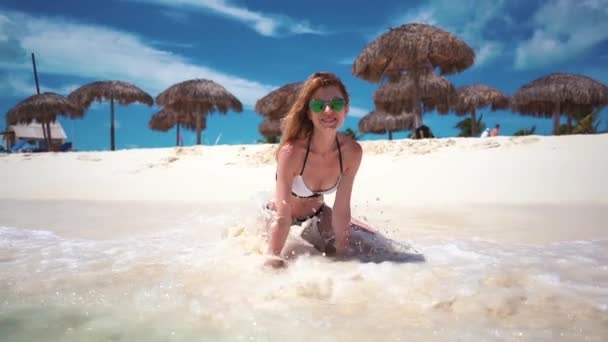 Chica sonriente en el oleaje del Mar Caribe . — Vídeo de stock