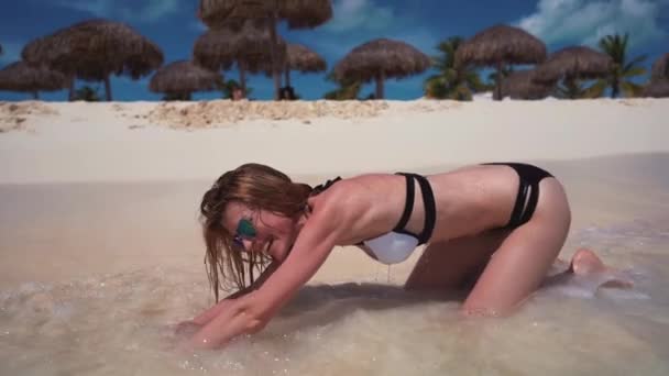 Mosolygó lány a szörfözést, a Karib-tenger. — Stock videók