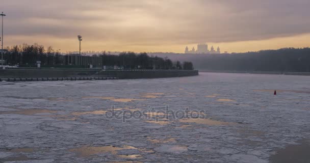 Universidad Estatal de Moscú en los rayos del sol de invierno time-lapse — Vídeo de stock