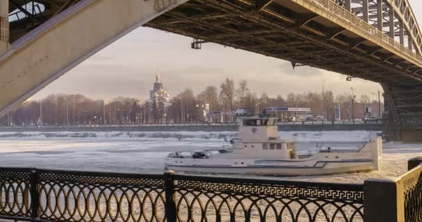 Σιδηροδρομική γέφυρα πάνω από τον ποταμό που καλύπτονται από πάγο. time-lapse — Αρχείο Βίντεο