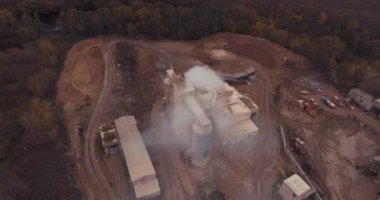 Eski fabrika drone uçuş