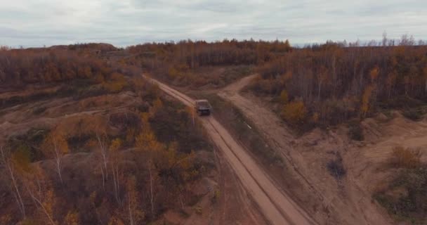 Полет на дроне по песчаному карьеру — стоковое видео