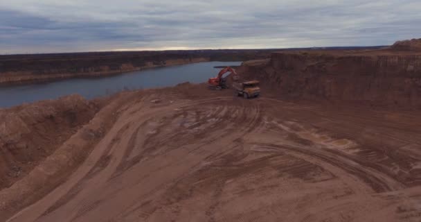 Lot do drone na piasku kamieniołom z ciężkich maszyn — Wideo stockowe