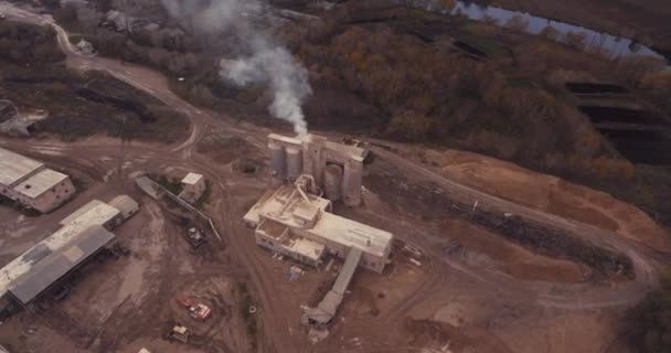 Voo para o drone da antiga fábrica de concreto — Vídeo de Stock