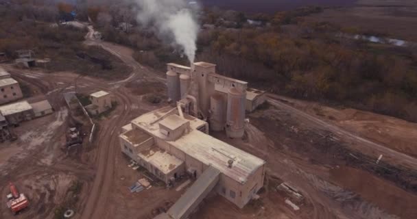 Vlucht naar het gedreun van de oude fabriek — Stockvideo