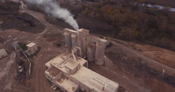 Vlucht naar het gedreun van de oude fabriek — Stockvideo