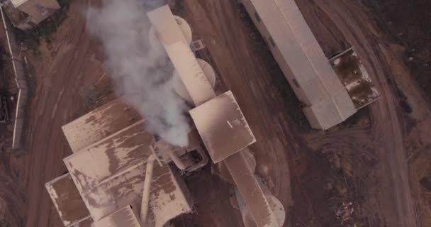 Vlucht naar het gedreun van de oude fabriek — Stockvideo