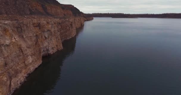 Vuelo a la cantera de drones. El lado escarpado del lago . — Vídeo de stock