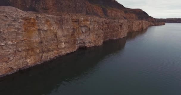 Flug zum Drohnen-Sandsteinbruch. die schiere Seite des Sees. — Stockvideo