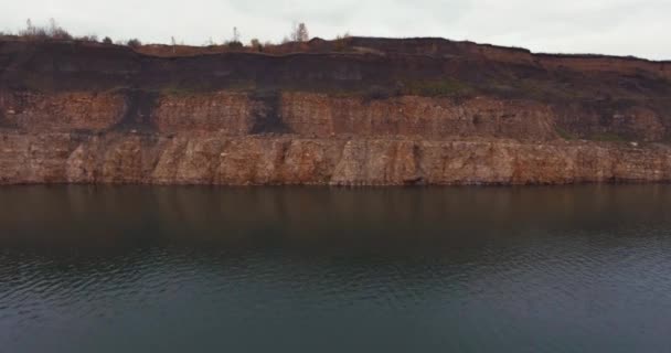 Vuelo a la cantera de drones. El lado escarpado del lago . — Vídeo de stock