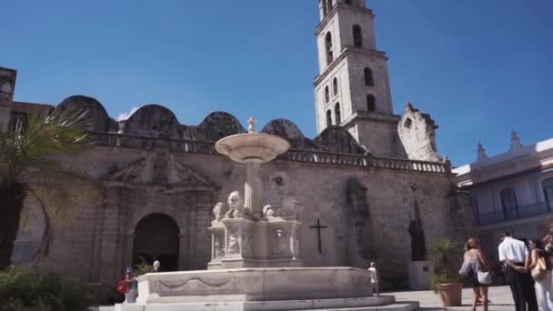 Kuba, Havana - 15 října 2016: San Francisco čtvercové havana Kuba city tour Zpomalený pohyb. — Stock video