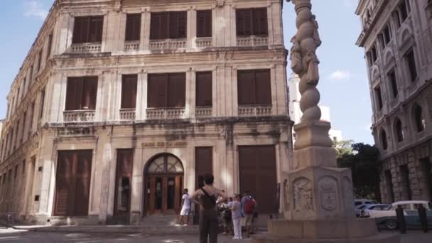 Kuba, Hawana - 15 października 2016: San Francisco kwadratowa Hawana Kuba zwiedzanie miasta zwolnionym tempie. — Wideo stockowe