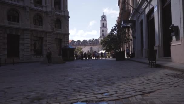 CUBA, HAVANA - OCTOBER 15, 2016: San Francisco square havana cuba city tour Slow motion. — Stock Video