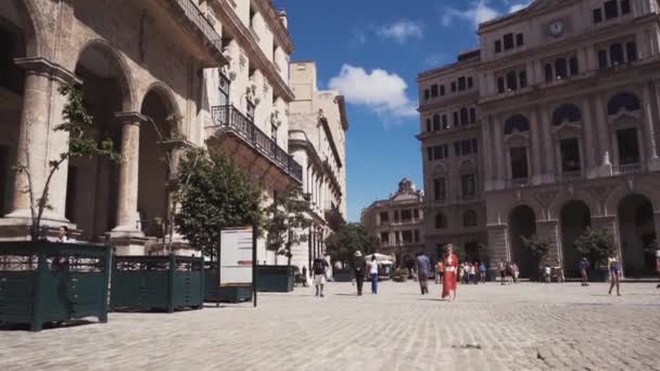 CUBA, LA HABANA - 15 DE OCTUBRE DE 2016: Excursión a la Plaza de San Francisco . — Vídeo de stock