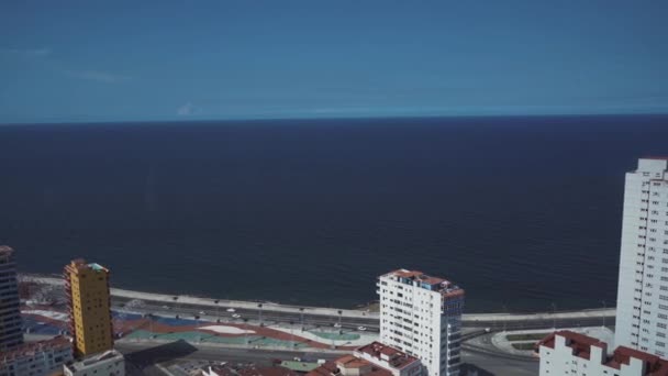 Panoramatický pohled Havana 33 podlahy restaurantthe starých ulic, náměstí, občané. — Stock video