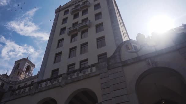 Küba, Havana - 15 Ekim 2016: avlu National Hotel Havana'bir çeşme ile yeşil bir cennet için oluşturun tatilcilerin gölge konuklarla çim Küba'nın bayraklı. — Stok video