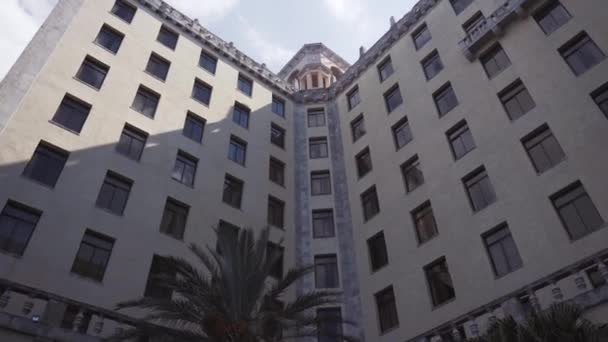 CUBA, HAVANA - OCTOBER 15, 2016: courtyard National Hotel in Havana with a fountain, greenery create a paradise for vacationers with shadow guests, lawn with a flag of Cuba. — Stock Video