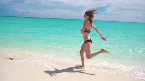 Menina corre ao longo da praia — Vídeo de Stock