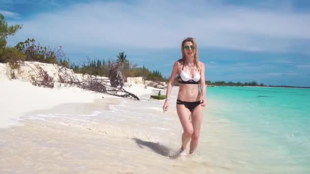 Kız plaj boyunca çalışır — Stok video