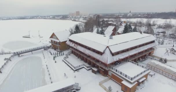 Volando sobre el bosque cubierto de nieve . — Vídeos de Stock