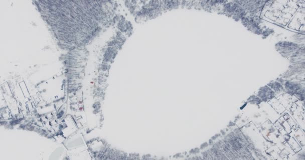 Flying over the snowy expanse and icy lake. — Stock Video