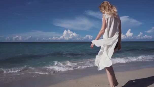 Menina na praia na água . — Vídeo de Stock