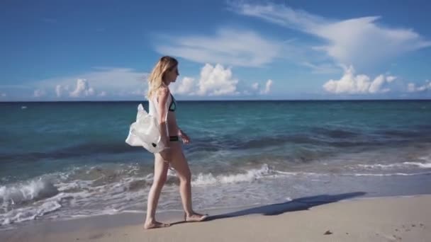 La belle blonde en bikini se promène sur la plage — Video