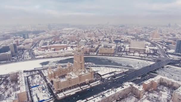 Antenn Filmning hotell Ukraina luft, Moskva Ryssland. flyg över de sju systrarna, gården och fasaden. — Stockvideo
