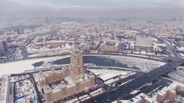 空中撮影ホテル ウクライナ航空、ロシアのモスクワ。セブン ・ シスターズ、中庭、ファサード便します。. — ストック動画