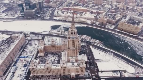 Luchtfoto filmen Hotels Oekraïne air, Moskou, Rusland. vlucht over de zeven zusters, de binnenplaats en de gevel. — Stockvideo