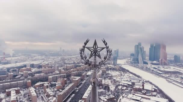 Εναέρια γυρισμάτων αέρα ξενοδοχεία Ουκρανία, Μόσχα Ρωσία. πτήση πάνω από τις επτά αδελφές, την αυλή και την πρόσοψη. — Αρχείο Βίντεο
