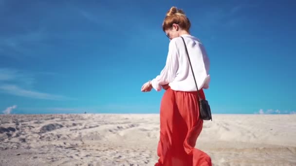 Дівчина в спідниці мерехтить на вітрі — стокове відео