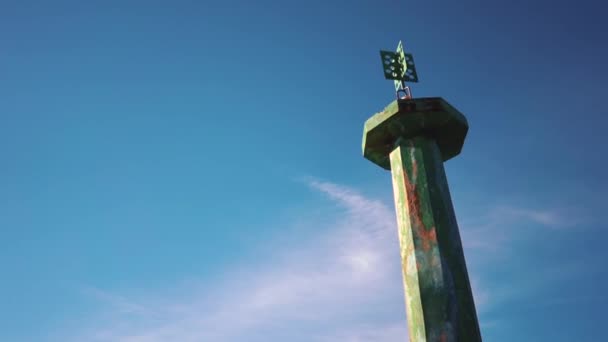 Rusty lighthouse on Atlantic Ocean — Stock Video