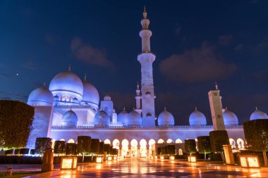 Büyük Sheik Zayed Camisi Merkezi Abu Dabi mavi renk ile gece ışıklı. Beyaz teraslar.