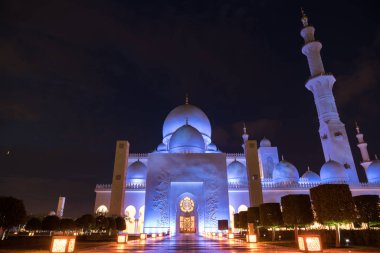 Büyük Sheik Zayed Camisi Merkezi Abu Dabi mavi renk ile gece ışıklı. Beyaz teraslar.