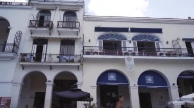 Küba, Havana - 15 Ekim 2016: şehir turu, Küba'da sömürge döneminin ana konumlar ziyaret edin. Eski sokaklar, ana kare, vatandaşlar. Hayat için Havana'bir turist gözüyle.