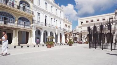 Küba, Havana - 15 Ekim 2016: şehir turu, Küba'da sömürge döneminin ana konumlar ziyaret edin. Eski sokaklar, ana kare, vatandaşlar. Hayat için Havana'bir turist gözüyle.