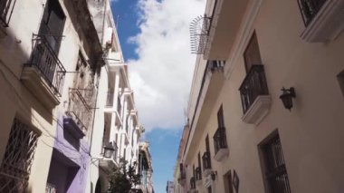 Küba, Havana - 15 Ekim 2016: şehir turu, Küba'da sömürge döneminin ana konumlar ziyaret edin. Eski sokaklar, ana kare, vatandaşlar. Hayat için Havana'bir turist gözüyle.