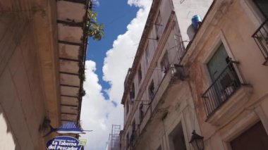 Küba, Havana - 15 Ekim 2016: şehir turu, Küba'da sömürge döneminin ana konumlar ziyaret edin. Eski sokaklar, ana kare, vatandaşlar. Hayat için Havana'bir turist gözüyle.