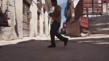 Küba, Havana - 15 Ekim 2016: şehir turu, Küba'da sömürge döneminin ana konumlar ziyaret edin. Eski sokaklar, ana kare, vatandaşlar. Hayat için Havana'bir turist gözüyle.