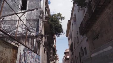 Küba, Havana - 15 Ekim 2016: şehir turu, Küba'da sömürge döneminin ana konumlar ziyaret edin. Eski sokaklar, ana kare, vatandaşlar. Hayat için Havana'bir turist gözüyle.