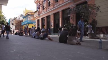 Küba, Havana - 15 Ekim 2016: şehir turu, Küba'da sömürge döneminin ana konumlar ziyaret edin. Eski sokaklar, ana kare, vatandaşlar. Hayat için Havana'bir turist gözüyle.