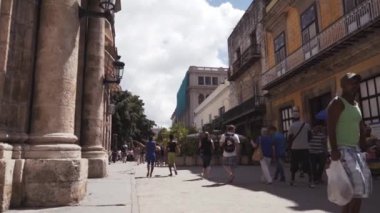 Küba, Havana - 15 Ekim 2016: şehir turu, Küba'da sömürge döneminin ana konumlar ziyaret edin. Eski sokaklar, ana kare, vatandaşlar. Hayat için Havana'bir turist gözüyle.