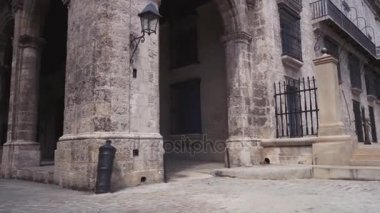 Küba, Havana - 15 Ekim 2016: şehir turu, Küba'da sömürge döneminin ana konumlar ziyaret edin. Eski sokaklar, ana kare, vatandaşlar. Hayat için Havana'bir turist gözüyle.