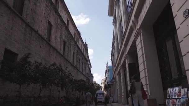 CUBA, HAVANA - OCTOBER 15, 2016: city tour, visit the main attractions of the colonial period in Cuba. The old streets, the main square, the citizens. Life through the eyes of a tourist in Havana. — Stock Video