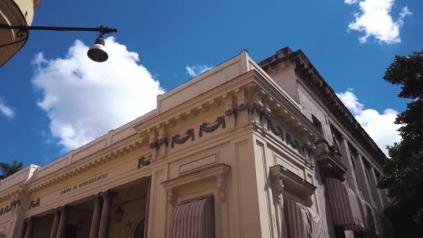 CUBA, HAVANA - OCTOBER 15, 2016: city tour, visit the main attractions of the colonial period in Cuba. The old streets, the main square, the citizens. Life through the eyes of a tourist in Havana. — Stock Video
