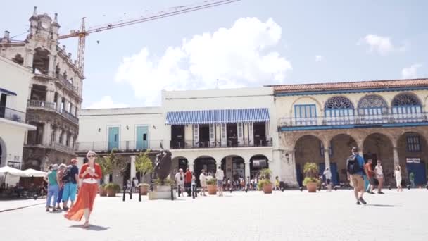 Kuba, Havanna - 15. Oktober 2016: Stadtrundfahrt, Besuch der wichtigsten Sehenswürdigkeiten der Kolonialzeit in Kuba. die alten Straßen, der Hauptplatz, die Bürger. Leben mit den Augen eines Touristen in Havanna. — Stockvideo